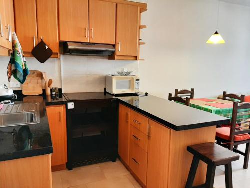 una cucina con forno a microonde e piano di lavoro di Beautiful Place Apartment a Quito