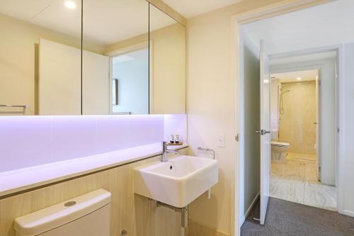 La salle de bains est pourvue d'un lavabo et d'un miroir. dans l'établissement Breeze Mooloolaba, Ascend Hotel Collection, à Mooloolaba