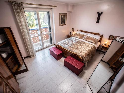 ein Schlafzimmer mit einem Bett und einem großen Fenster in der Unterkunft F&G House - Relax, Cultura e Divertimento. in Rivoli