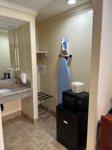 Kuchyň nebo kuchyňský kout v ubytování Travelodge by Wyndham Brea