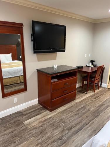 TV a/nebo společenská místnost v ubytování Travelodge by Wyndham Brea
