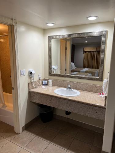Koupelna v ubytování Travelodge by Wyndham Brea