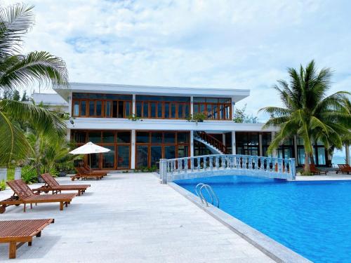 Bazén v ubytování GM Doc Let Beach Resort & Spa nebo v jeho okolí