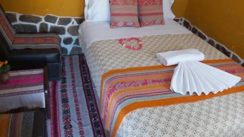 מיטה או מיטות בחדר ב-Casa vivencial Yuraq Qaqa