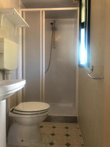 y baño blanco con aseo y ducha. en Toskana, Viareggio,Chalet 27 mit Klimaanlage und Wlan en Viareggio