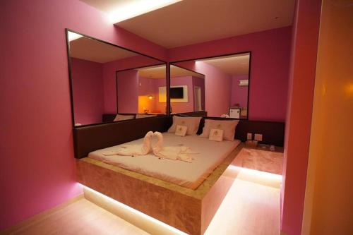 En eller flere senge i et værelse på Vélox Motéis