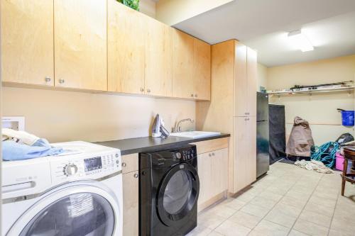 a laundry room with a washing machine and a sink at Kelto Kabin in Lake Harmony