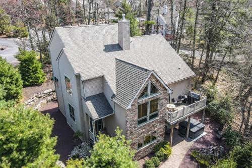 an aerial view of a house with a roof at Kelto Kabin in Lake Harmony