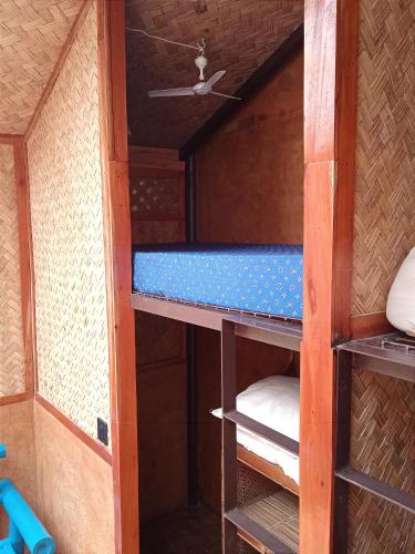 ein Etagenbett in einem winzigen Haus in der Unterkunft At Home annex in Puerto Princesa