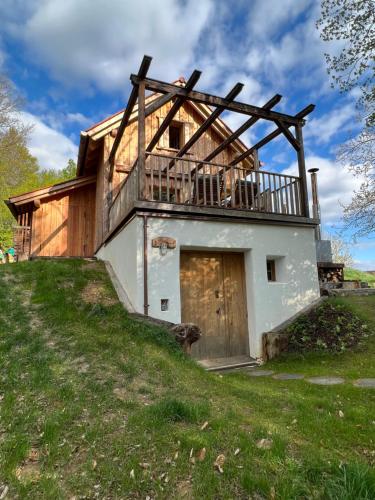 una casa en la cima de una colina con un garaje en Kellerstöckl Hütter, en Güssing
