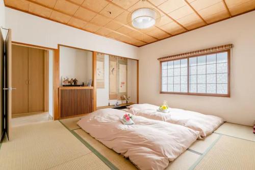 1 dormitorio con 1 cama grande en una habitación en Terrace Kyobate （Vacation house in Nara） en Nara