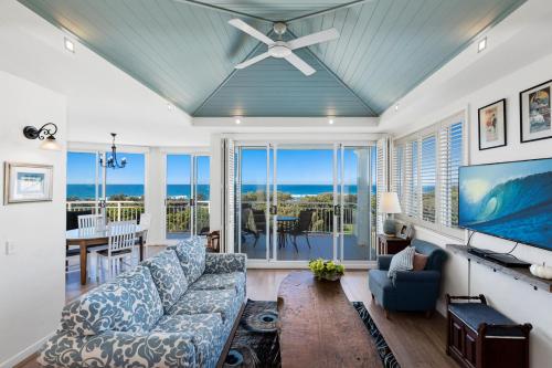 een woonkamer met een bank en een plafondventilator bij Salt Beach Resort Private Apartments - Holiday Management in Kingscliff