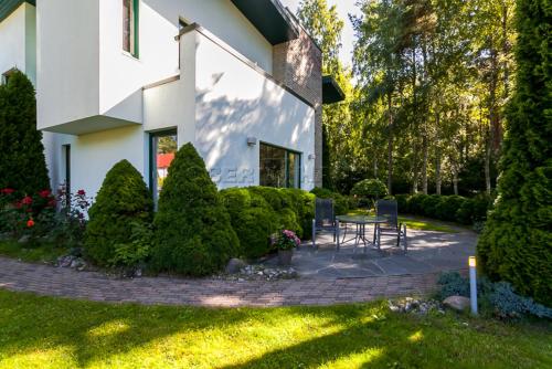 Taman di luar Villa in Tallinn near popular beach