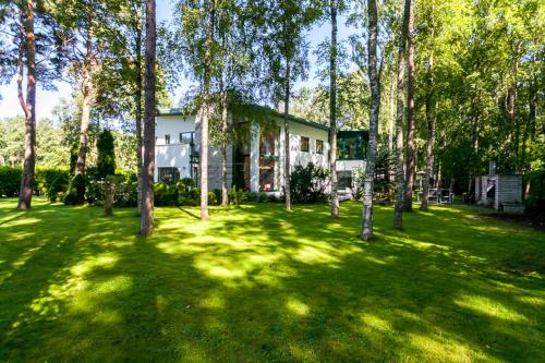 Taman di luar Villa in Tallinn near popular beach