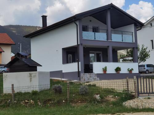 El edificio en el que está la casa vacacional