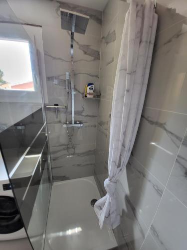 une salle de bain avec une douche avec un rideau de douche dans l'établissement T3 avec magnifique vue montagne, 3 étoiles, piscine et parking, clim, à Mougins