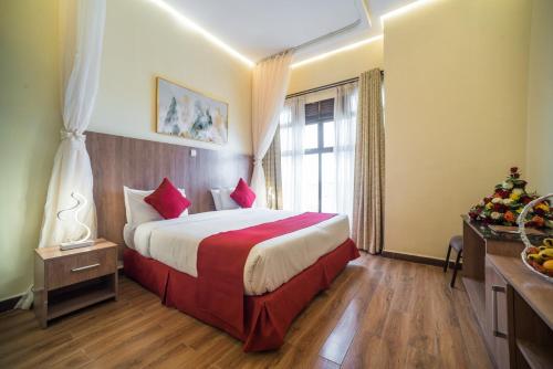 um quarto de hotel com uma cama e uma janela em Verona Hotel and Conference Center em Ruiru