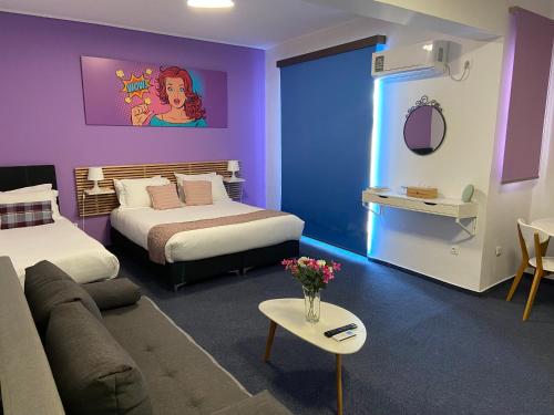 En eller flere senge i et værelse på Connect Suites