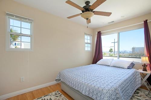 - une chambre avec un lit et un ventilateur de plafond dans l'établissement Plum Summer Unit B, à San Diego