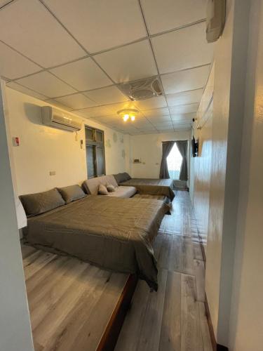 a bedroom with two beds in a room at 綠島-Hi Young 漾 in Green Island