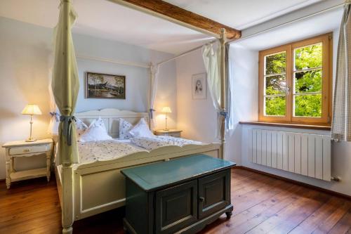 Ein Bett oder Betten in einem Zimmer der Unterkunft Ansitz Gurtenhof Graf v Frankenberg