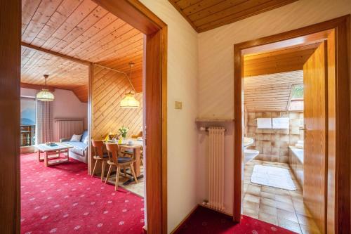 pokój z salonem i jadalnią w obiekcie Sankt Corbinian Apartement 9 w mieście Caines