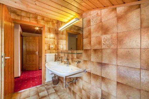 łazienka z umywalką i lustrem w obiekcie Sankt Corbinian Apartement 9 w mieście Caines