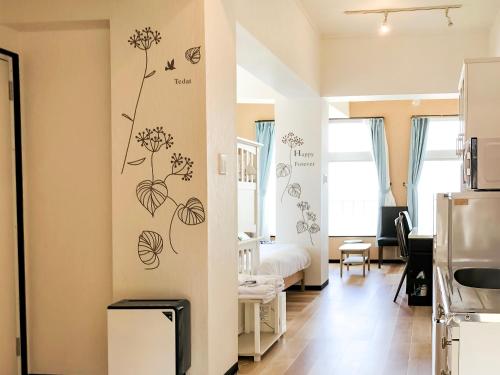 Azama的住宿－Azama Ocean View Terrace，一间设有卧室的客房,卧室内配有一张床,墙上挂着鲜花