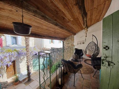 een kamer met stoelen en een balkon met bij Chez les filles in Dions