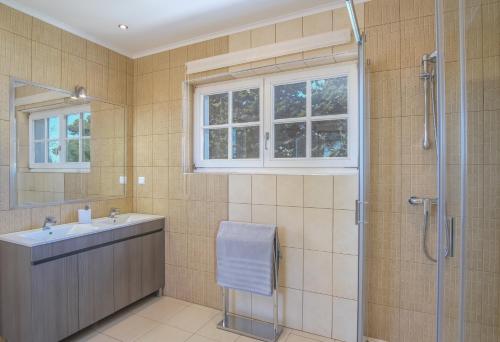 a bathroom with a sink and a shower at Casa Monte Cristo Tres in Lagos