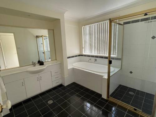 Ванна кімната в Beautiful 5 bedroom house in Jervis Bay