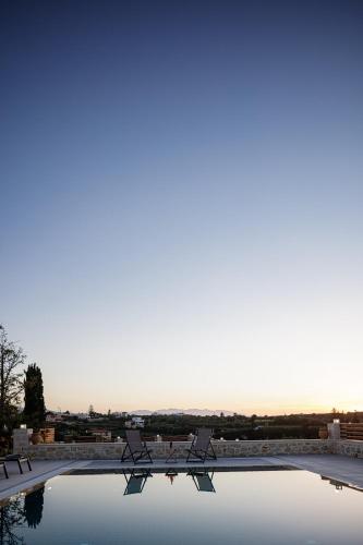 Πισίνα στο ή κοντά στο New luxurious villa with stunning pool,views &bbq!