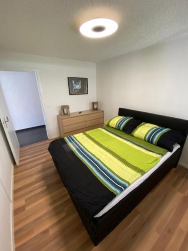 ein Schlafzimmer mit einem großen Bett mit gelber Bettwäsche in der Unterkunft Amazing appartment in the middle of the nature in Silenen
