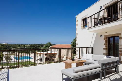 Μπαλκόνι ή βεράντα στο New luxurious villa with stunning pool,views &bbq!
