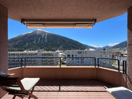 a balcony with a view of a mountain at WEF 2025 Ferienwohnung, 1min von Kongresshaus in Davos