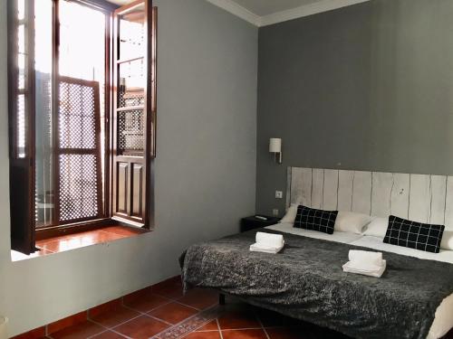 1 dormitorio con cama y ventana en Patio de la Plateria, en Córdoba