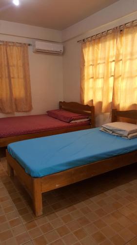 Ένα ή περισσότερα κρεβάτια σε δωμάτιο στο Sanctuary Transient House Bacolod