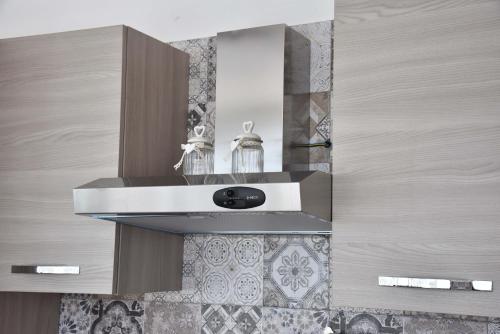 een keuken met een koelkast aan de muur bij Dafne e Apollo Apartment Pompei in Pompei