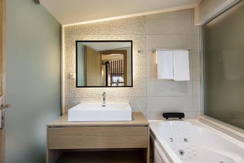 Ένα μπάνιο στο New luxurious villa with stunning pool,views &bbq!