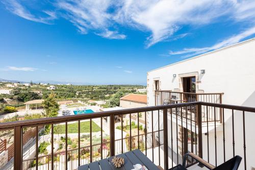 Μπαλκόνι ή βεράντα στο New luxurious villa with stunning pool,views &bbq!