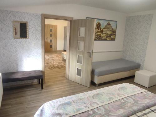 En eller flere senge i et værelse på Apartmán Jena