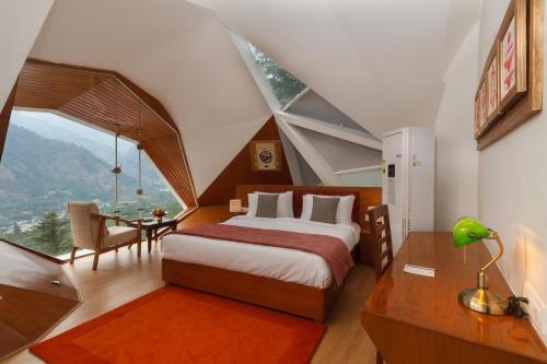 Säng eller sängar i ett rum på Tree of Life Eila Art Hotel, Manali