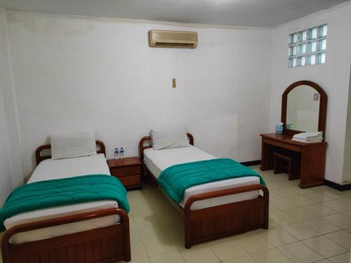 En eller flere senge i et værelse på Wisma Hari Kota