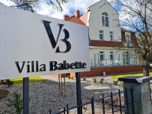 een bord voor een villa babblie huis bij Villa Babette - Ubernachtung, Parkplatz, Kurtaxe, Wifi, Aufraumung - Alles im Preis! in Świnoujście