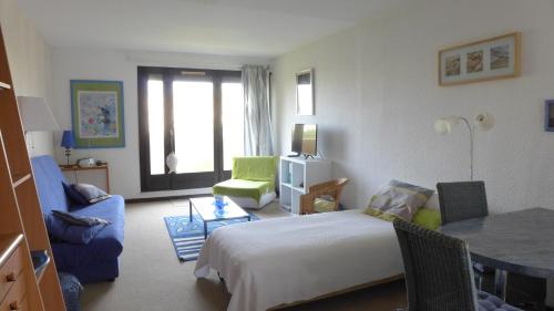1 dormitorio con 1 cama, mesa y sillas en Réf 422, Seignosse océan, Studio proche plage et centre , 2 personnes, en Seignosse