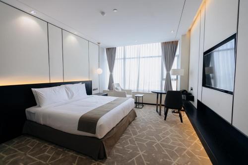 Un pat sau paturi într-o cameră la Ease Hotel