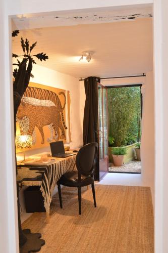 a room with a desk with a laptop on it at La BARBELLA in Lourmarin