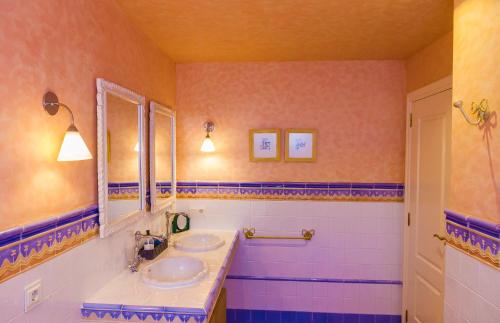 uma casa de banho com 2 lavatórios e um espelho em Casa Torre del Virrey em La Eliana
