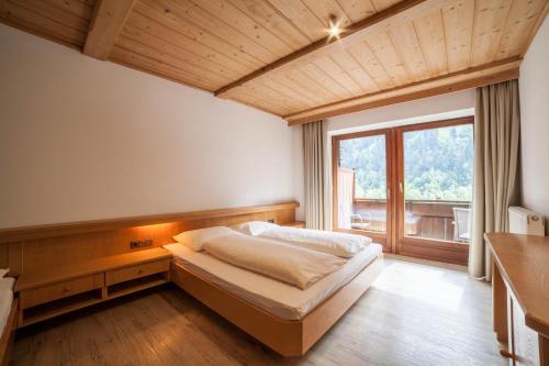 Postel nebo postele na pokoji v ubytování Riederhof Ferienwohnungen Arthur 3
