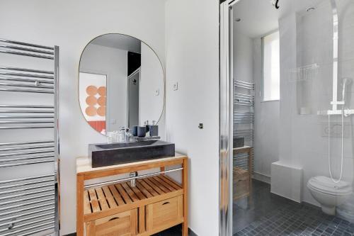 une salle de bain avec un lavabo et un miroir dans l'établissement Exclusive apartment - 1BR-4P - Arc de Triomphe, à Paris
